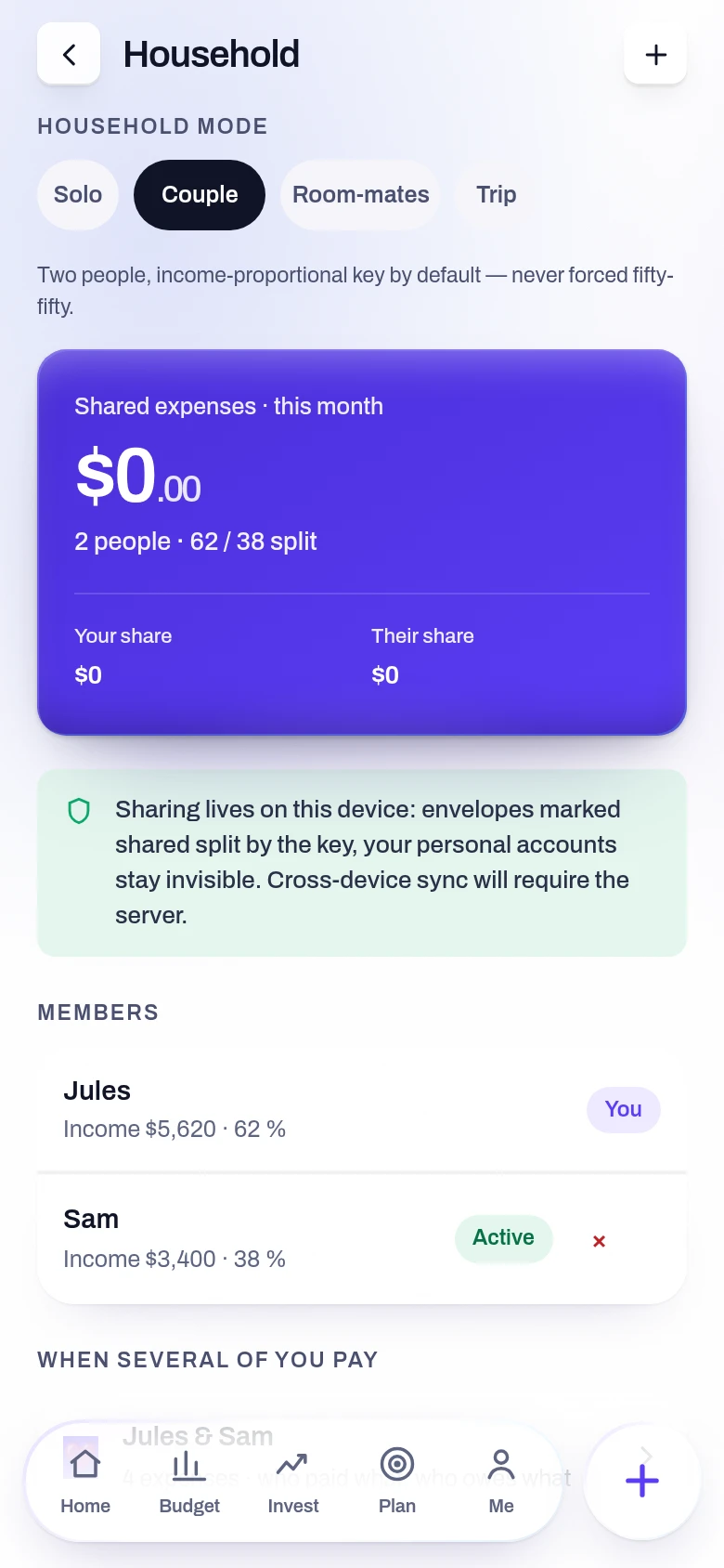 Screenshot of the Household and sharing screen in the Yoseri app. The household mode, the sharing key proportional to income, the month’s common expenses with your share and theirs, and the members with their percentage.