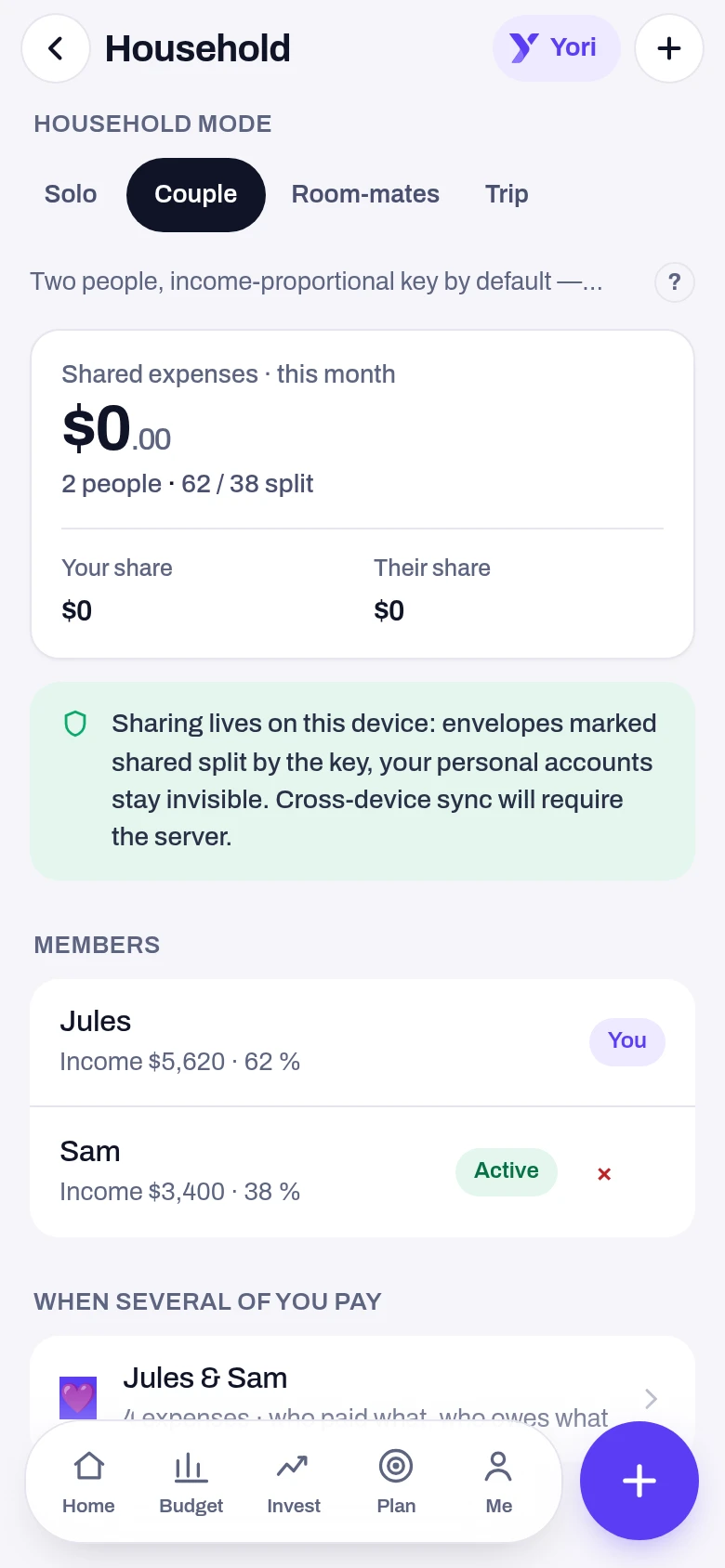 Screenshot of the Household and sharing screen in the Yoseri app. The household mode, the sharing key proportional to income, the month’s common expenses with your share and theirs, and the members with their percentage.