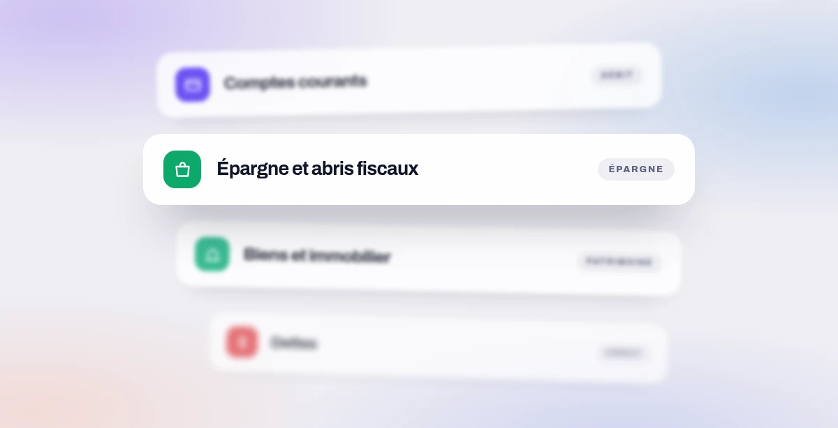 Quatre plaques empilées en profondeur : comptes courants, épargne et abris fiscaux, biens et immobilier, dettes.