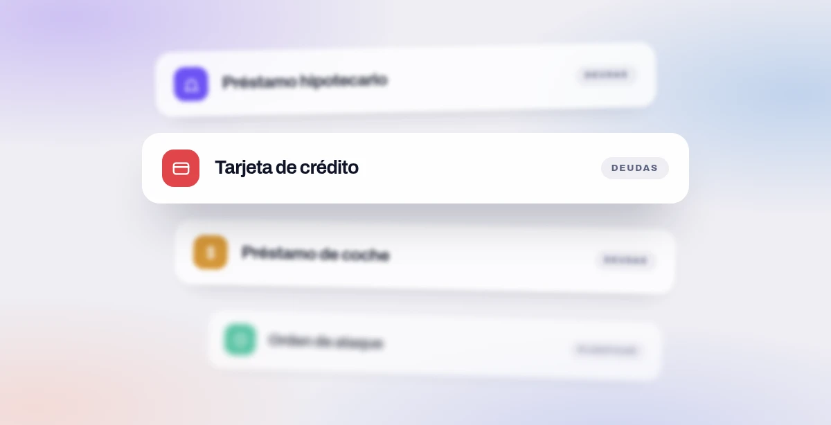 Cuatro placas apiladas en profundidad: préstamo hipotecario, tarjeta de crédito, préstamo de coche, orden de ataque.